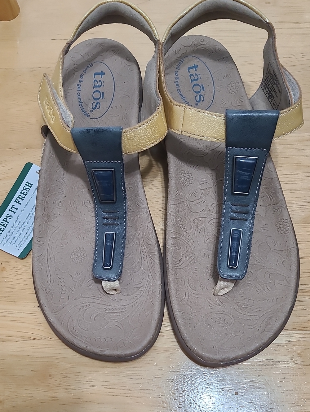 NWOT Taos Women's Comfy Leather Lightweight Gold/Gray Stones Accent Sandals S 8